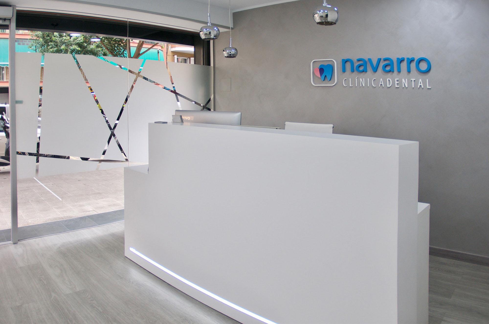 Imagen general entrada y recepción clínica dental Navarro